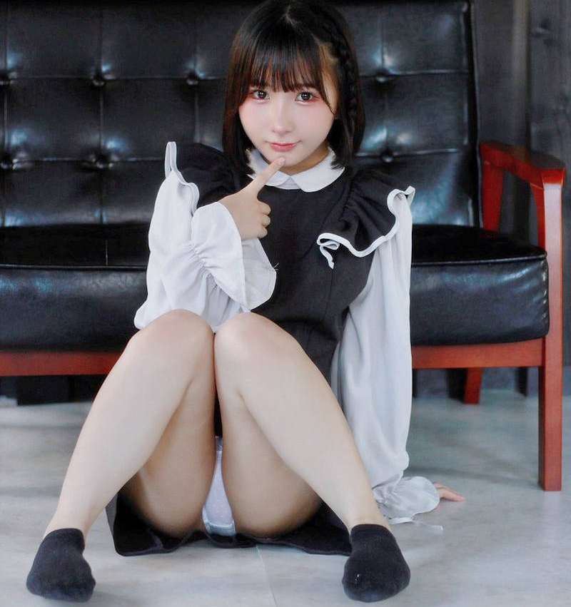 可愛らしい女性のパンチラエロ画像