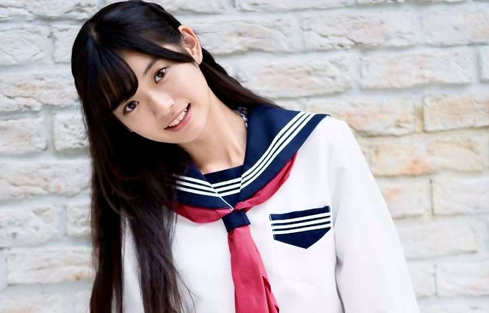 教室でパンティを脱ぐ女子高生