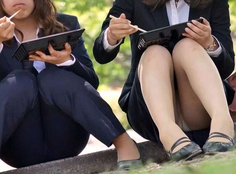 女の子達の股間が無防備になってます