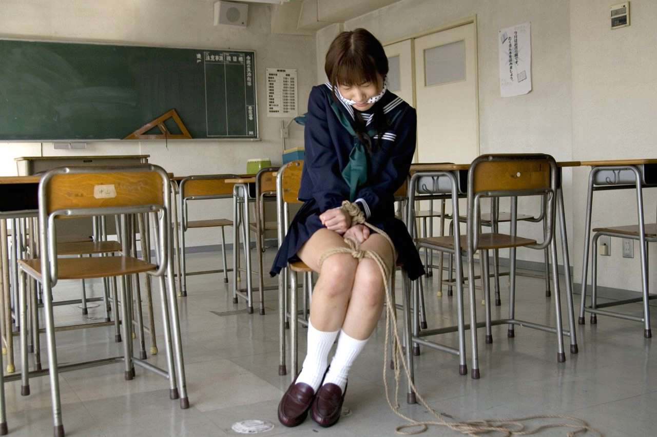 お仕置きされて濡れる美少女たち