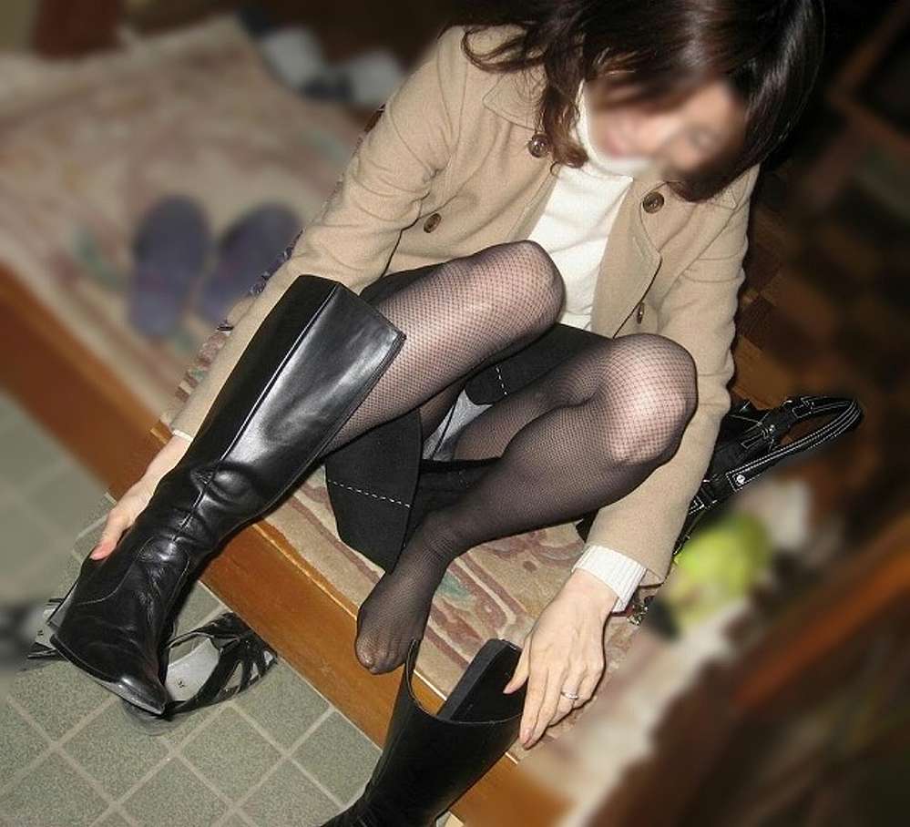 男のエロ目線に気づいていない女の子の股間が超色っぽい