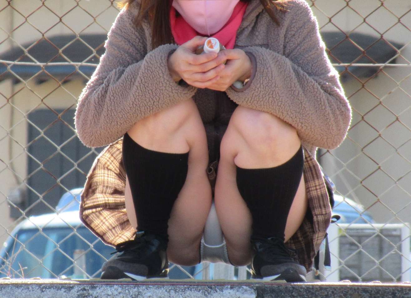 しゃがんでパンチラしている女子ってエロい