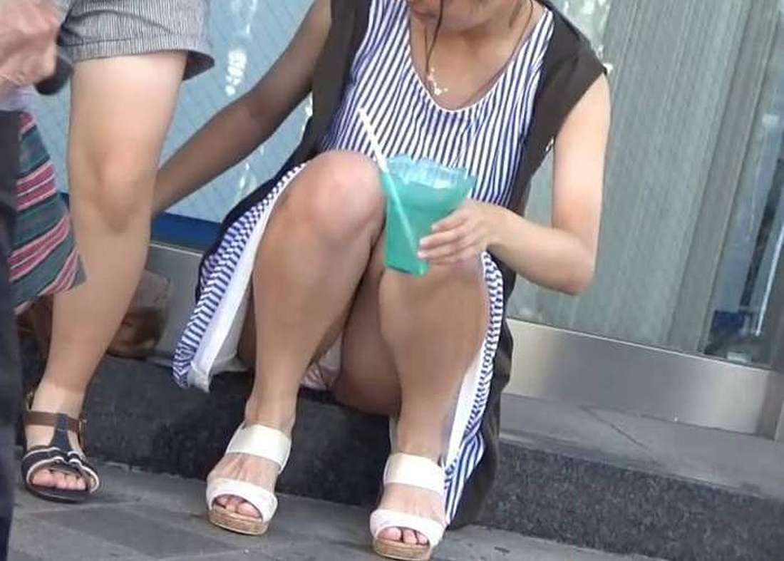 お股ゆるゆるな素人娘の股間がたまらない