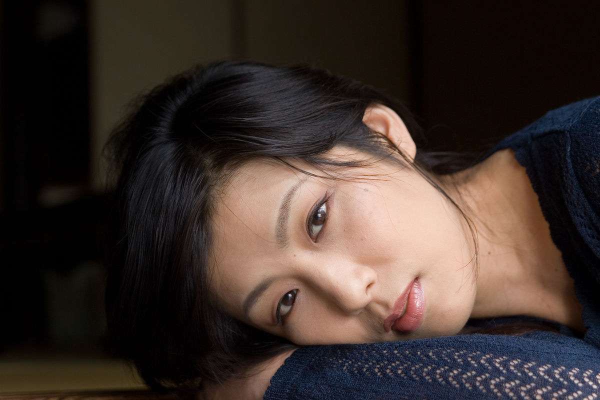 陵辱に耐える女