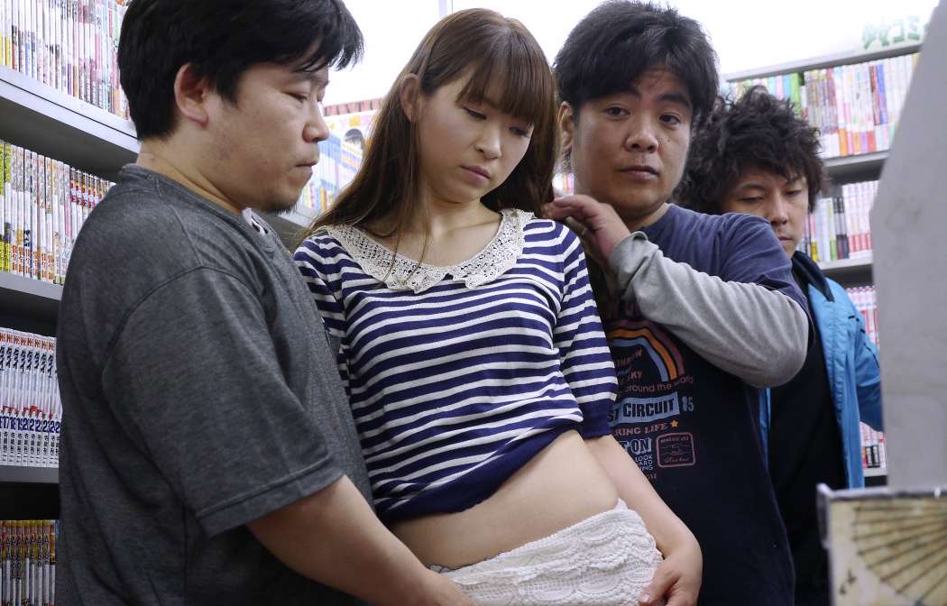 本屋で男たちに輪姦される女性【無修正情報】
