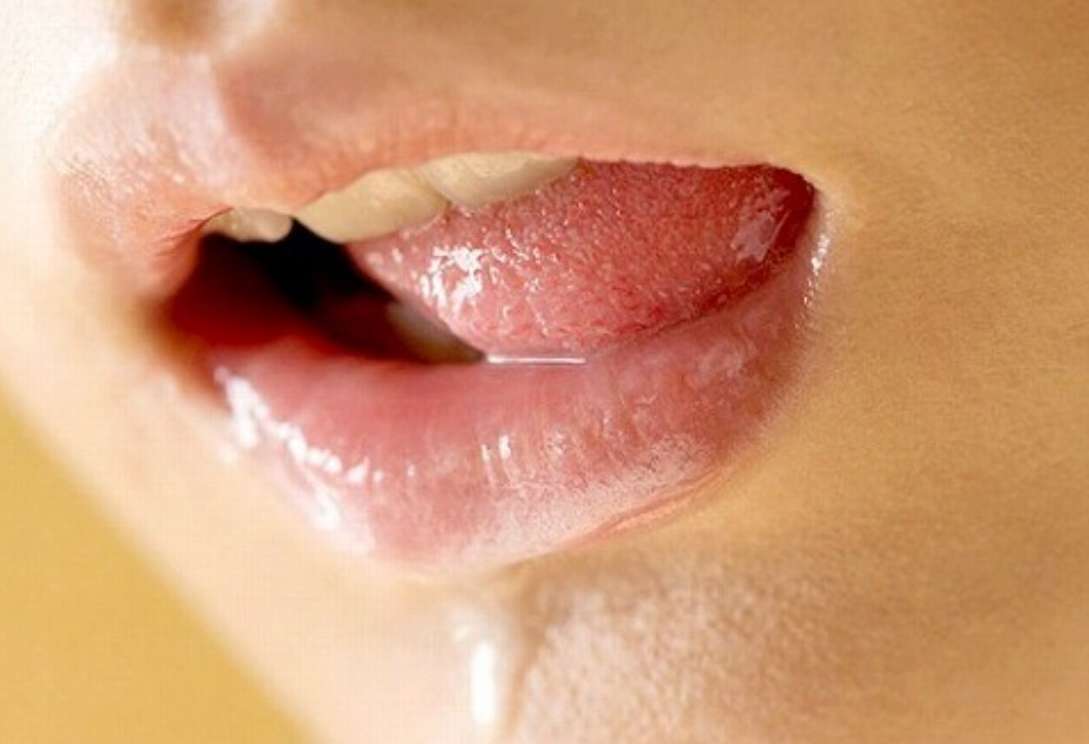 ねっとりと舌を絡ませるディープキス